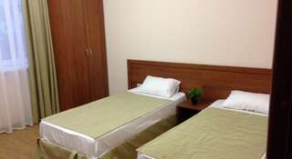 Гостиница Olimpiysky Guest House Сочи Двухместный номер эконом-класса с 2 отдельными кроватями и общей ванной комнатой-1