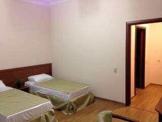 Гостиница Olimpiysky Guest House Сочи Двухместный номер эконом-класса с 2 отдельными кроватями и общей ванной комнатой-2